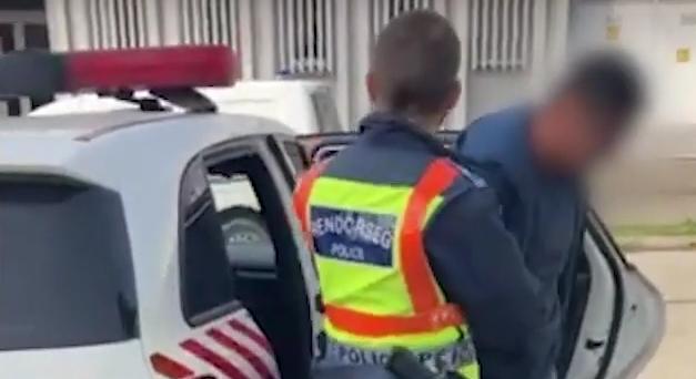 Négy év fegyházat kértek a férfire, aki nők előtt maszturbált a HÉV-en