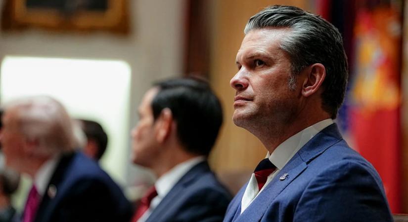 Észak-Korea mintegy tíz rakétát lőtt ki a Pentagon vezetőjének látogatása alatt a demilitarizált zónába