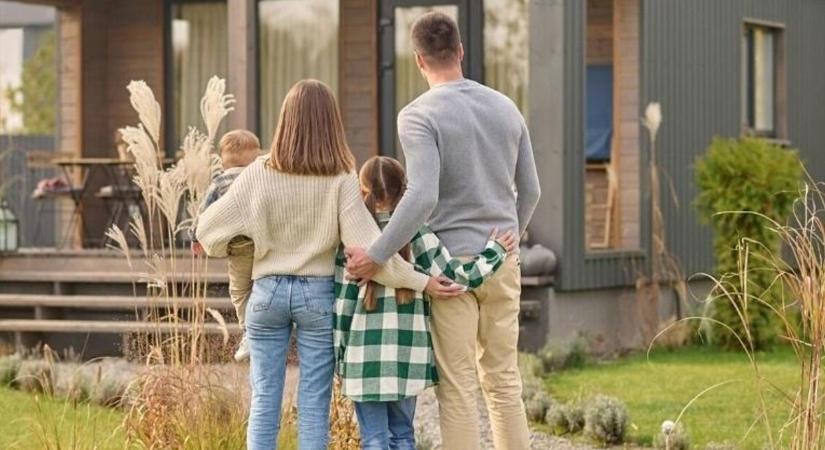 Egy rábaközi erkélyről a kommunizmus szelleme kísért - fotó