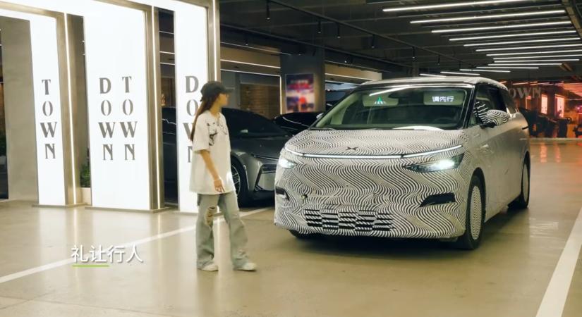A járókelőkkel társalog a kínaiak új autója – videó