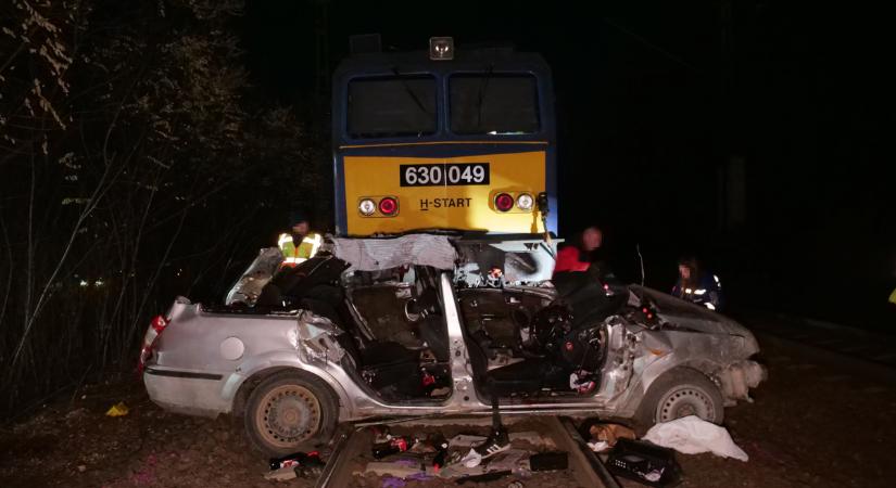 Szentmártonkátai vonatbaleset: küzdenek a súlyos sérült életéért