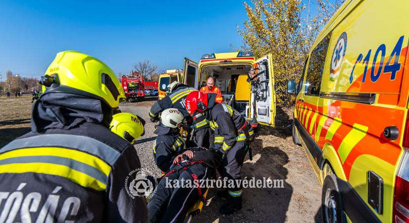 Valósághű vasúti baleseti szimulációval készült a katasztrófavédelem Békéscsabán
