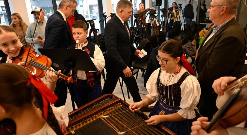 Fico: Ha nem kenyérrel és sóval, akkor töltött pisztollyal!