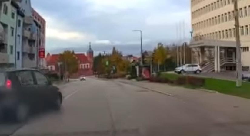 Rendőröknek nem adta meg az elsőbbséget – a kamera mindent rögzített