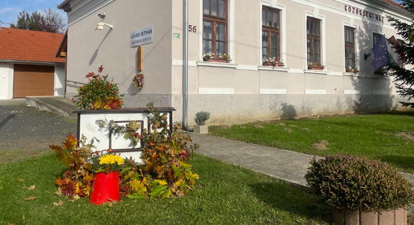 Bűbájos őszi dísz: egy sparherd Velemér központjában