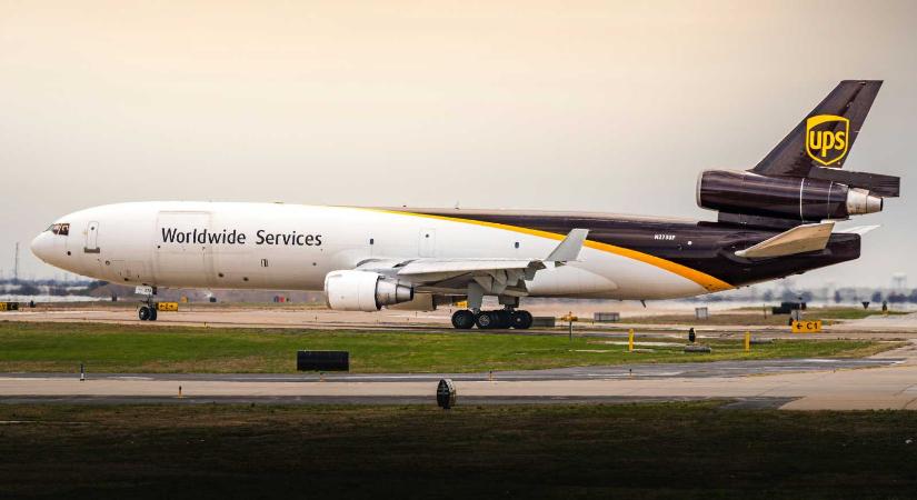 Kőolaj-újrahasznosító üzemre zuhant egy teherszállító repülőgép Kentuckyban, többen meghaltak (VIDEÓ)