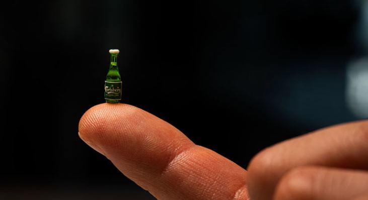 A világ legkisebb sörösüvege a Carlsbergtől – A nap videója