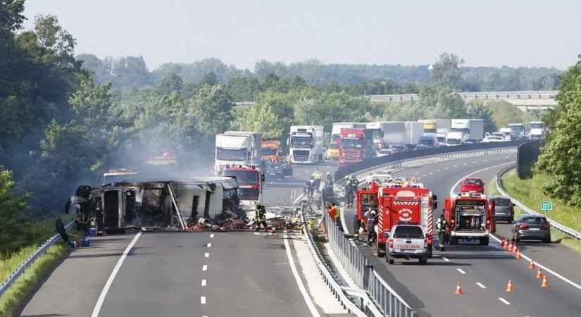Ezt NE csináld utána: horrorbalesetet rögzített a kamera az M7-esen! (videó)