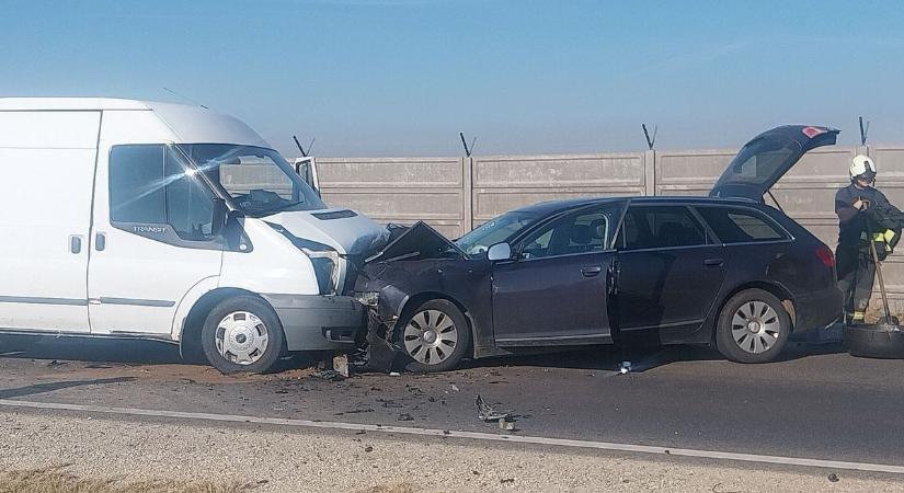 Szörnyű baleset a 44-esen, belerohant a furgon a szemből érkező autóba