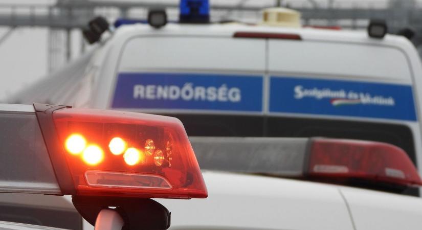 Teljes útzár a 4-esen! Baleset történt Kabánál, egy ember az autóba szorult