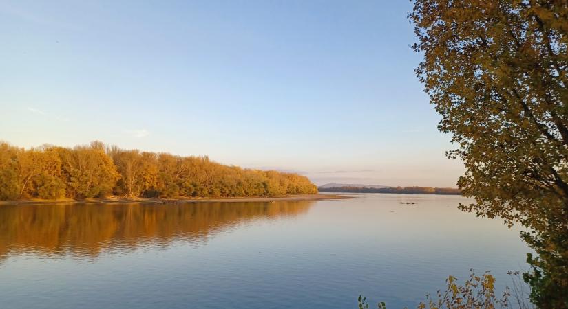 Aranyló ősz a Vág folyó mentén