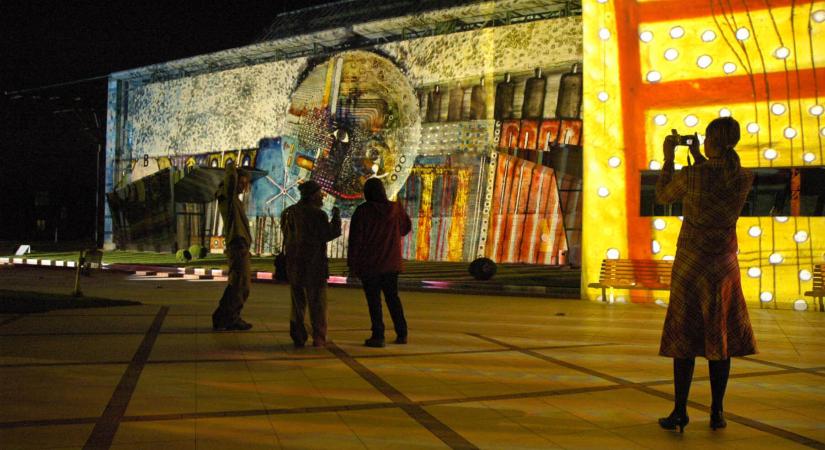 Lemúrok a fényben – DJ Dork, a magyar technokultúra fényfestő ősanyja ma is alkot