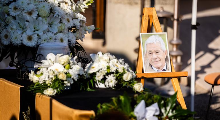 Utolsó útjára kísérték Mezey Györgyöt, akivel a magyar futball viharos korszaka szállt a sírba