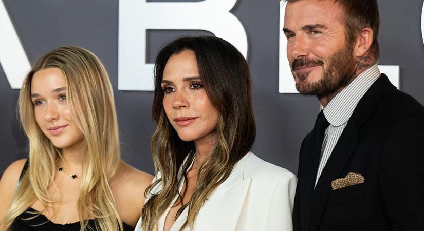 David Beckham lánya, Harper beragyogta a királyi palotát apja lovaggá ütésének napján – anyját is túlszárnyalta a fiatal hölgy