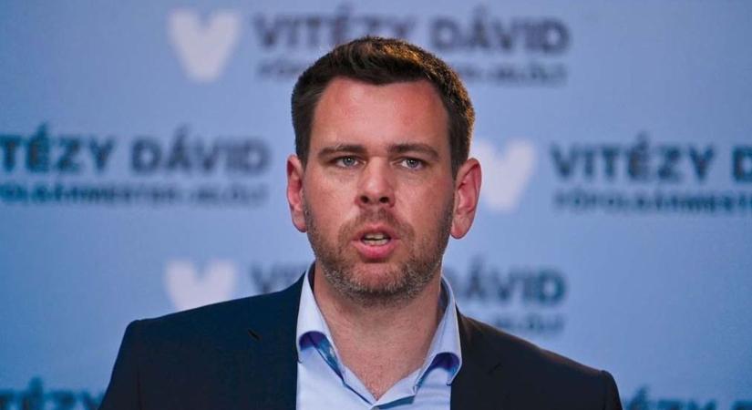 „Csak álmodozik arról, amit a kormány megvalósít” – határozottan tette helyre Vitézy Dávidot a miniszterhelyettes