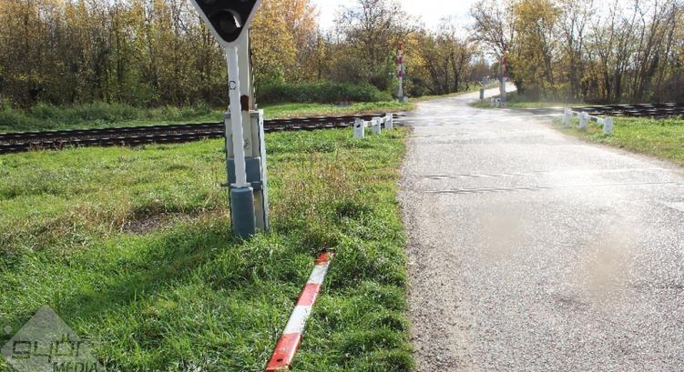 A tilos jelzés ellenére letarolta a fénysorompót egy figyelmetlen sofőr Győrben