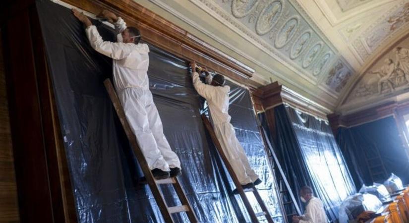 300 kiló védőszer 2 kilométernyi polcra - Alapos munkát végeztek a pannonhalmi könyvtárban