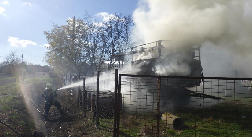 Pótkocsin tárolt kockabálák és gumiabroncsok égtek Gyomaendrődön
