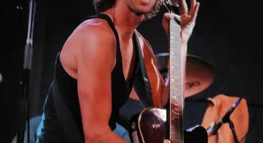 Így vonul vissza az énekes-gitáros a színpadtól