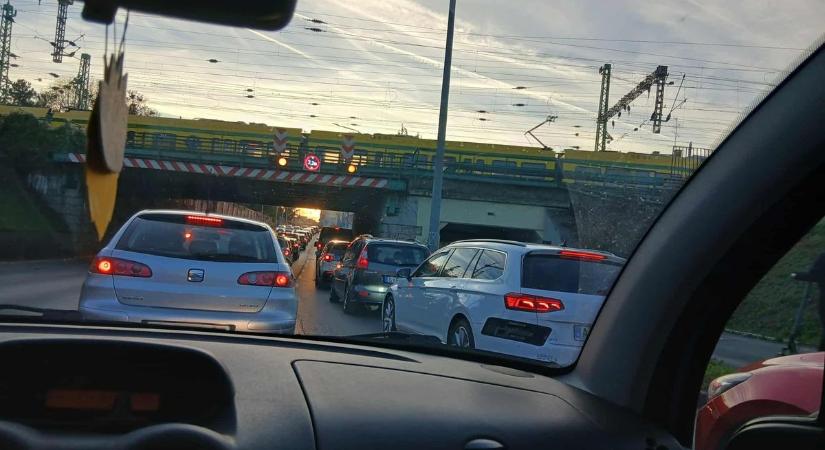 Autók egymás hegyén hátán Szombathelyen