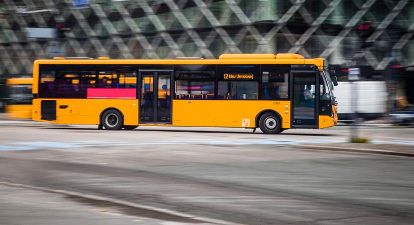 Dagad a kínai buszbotrány Európában: bármikor leállíthatja távolról a járműveket a gyártó?