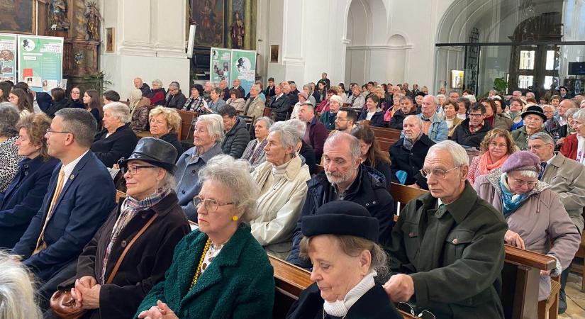 A koronavírus elragadta őket, öt év után végre méltó búcsút kapott a két piarista atya Kecskeméten – fotók