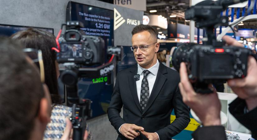 Felkerült a világtérképre a magyar atomenergia – Szijjártó Péter Párizsban nyilatkozott a Magyar Építőknek