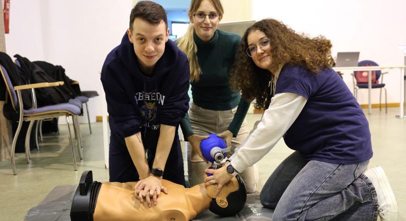 Kaput nyitottak az egészségtudományra (fotókkal)