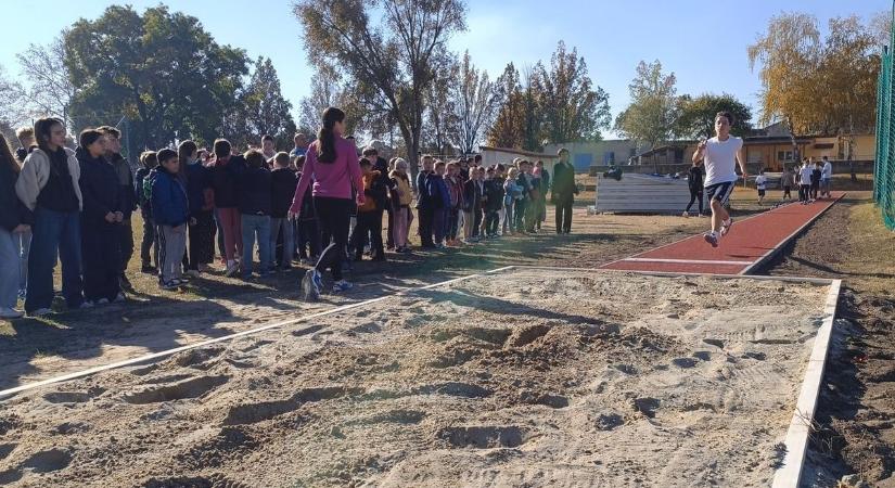 Megújult a távolugró pálya Kiskunfélegyházán – a hit, a bátorság és az önbizalom jelképe lett – fotók, videó