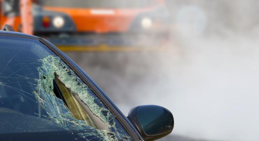 Baleset Szentlőrincen: fordulás közben hajtottak bele a vétlen autósba