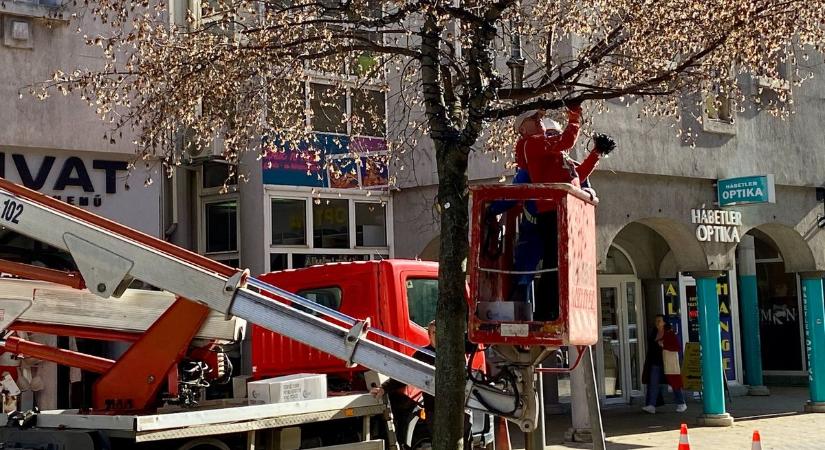 Messze még a karácsony? Annyira nem, már a fényfüzéreket szerelik a városban