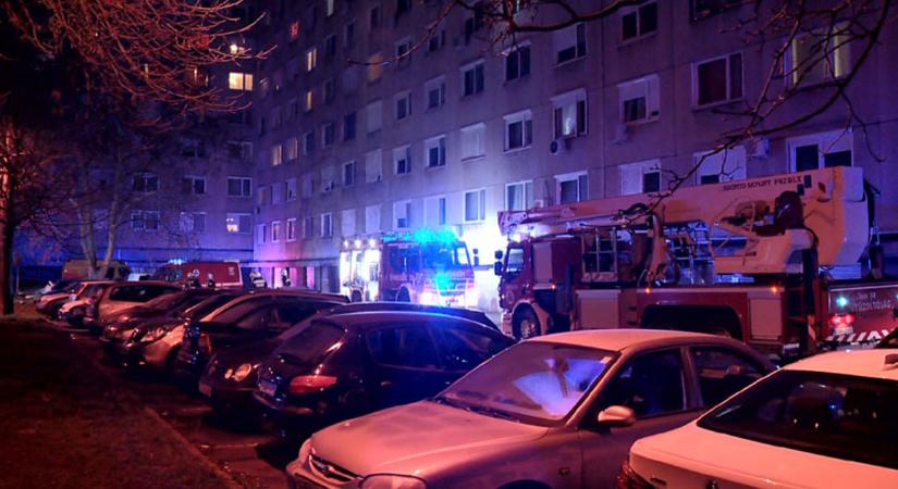 Nagy erőkkel vonultak a tűzoltók a debreceni társasházhoz, holtan találtak egy férfit