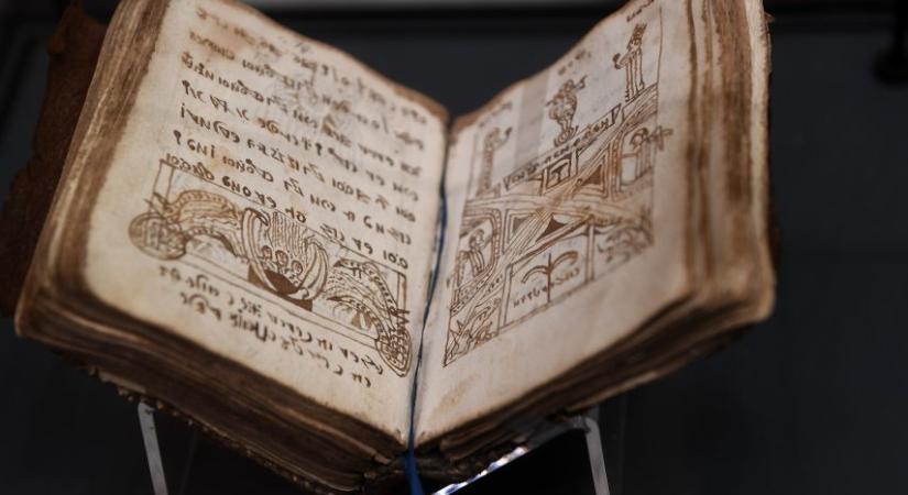 200 év kincsei címmel nyílt kiállítás az MTA székházában