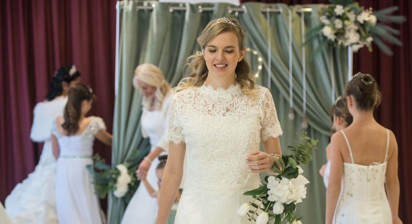 Tapolcán megtartották az év legromantikusabb kiállítását – ezekért a ruhákért mindenki rajongott!