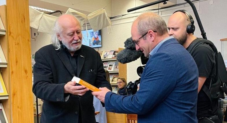 Krasznahorkai László könyveket adományozott Szentendrének, svéd stáb kísérte el