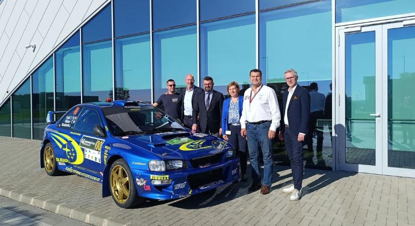 Ilyen még nem volt! A járműipari tesztpályán amatőr raliversenyzők fognak száguldani, a versenyt bárki megnézheti, ingyen (videó)