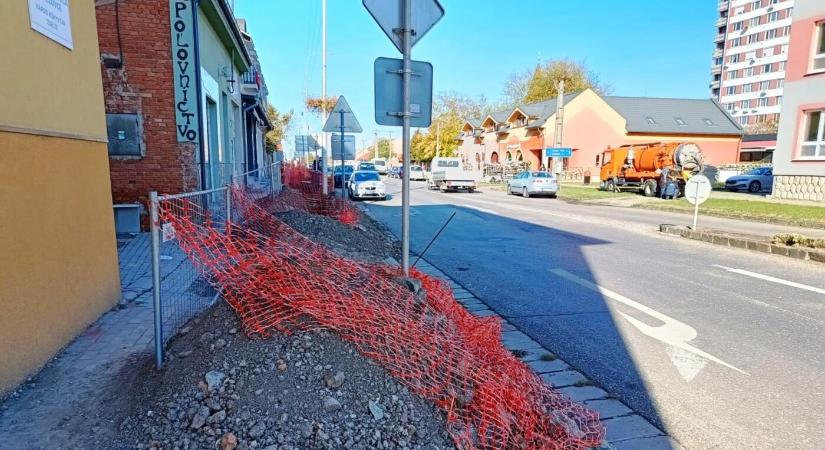 Elektromos hálózatot fejlesztenek és lakásokat is építtetnének Zselízen