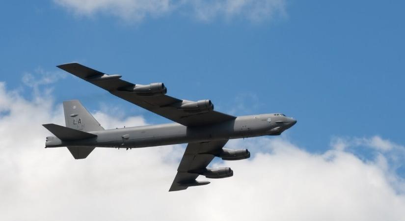 Titokzatos azonosítatlan fegyverekkel jelent meg az égen egy B-52H bombázó