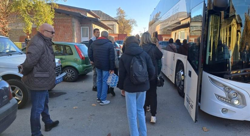 Így buszoztatta a szabadkaiakat Ćacilendbe a Naša Radost igazgatója (fotókvideók)