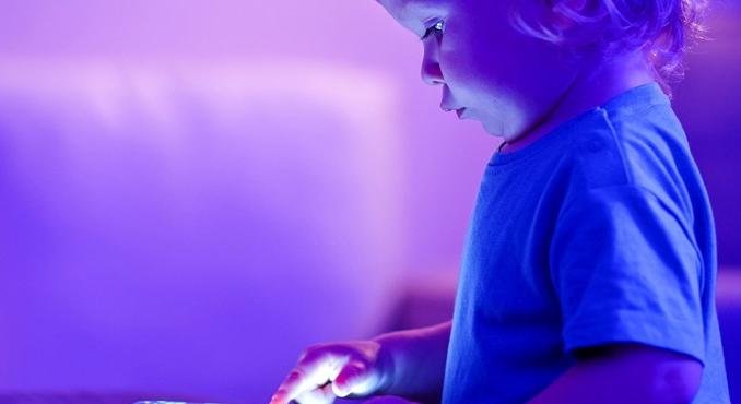 A másfél éves babák átlagosan napi 100 percet töltenek képernyő előtt