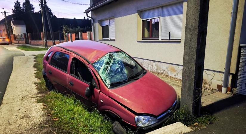 A tűzoltók a helyszínen: Tetővel csapódott a földnek egy autó Szombathelyen - fotók