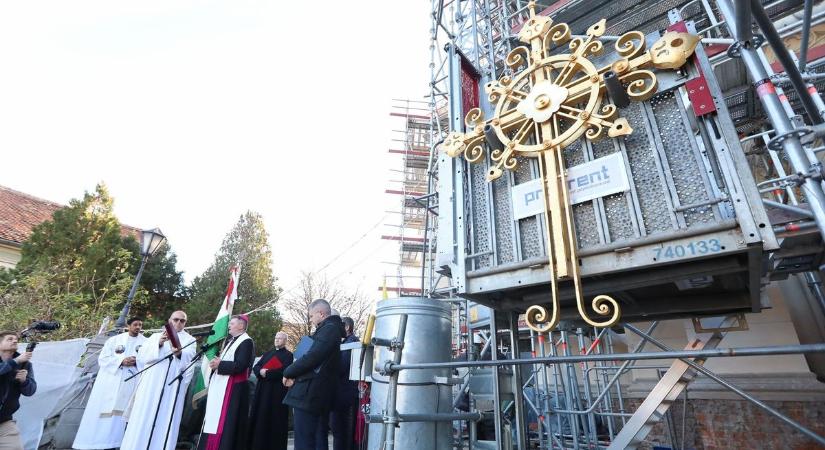 Új fényében ragyog – Visszahelyezték a Jézus Szíve-templom megújult keresztjét - fotók