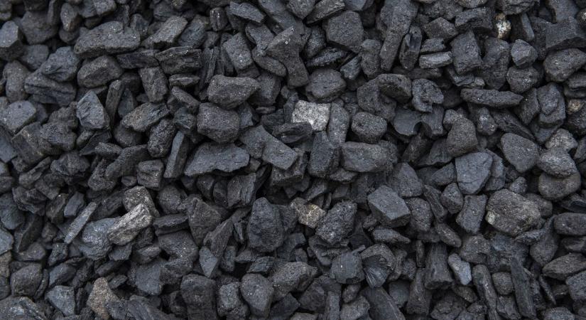 Fa helyett barnakőszenet osztanak a rászorulóknak – a polgármestert kérdeztük a váltásról