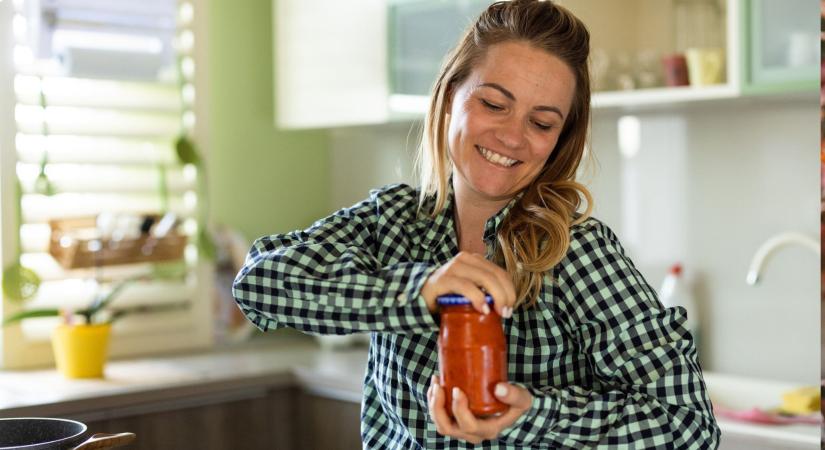 A trükk, amivel egyetlen mozdulattal kinyílik a makacs befőttesüveg