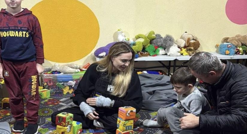Oroszok által bombázott városban bukkant fel Angelina Jolie