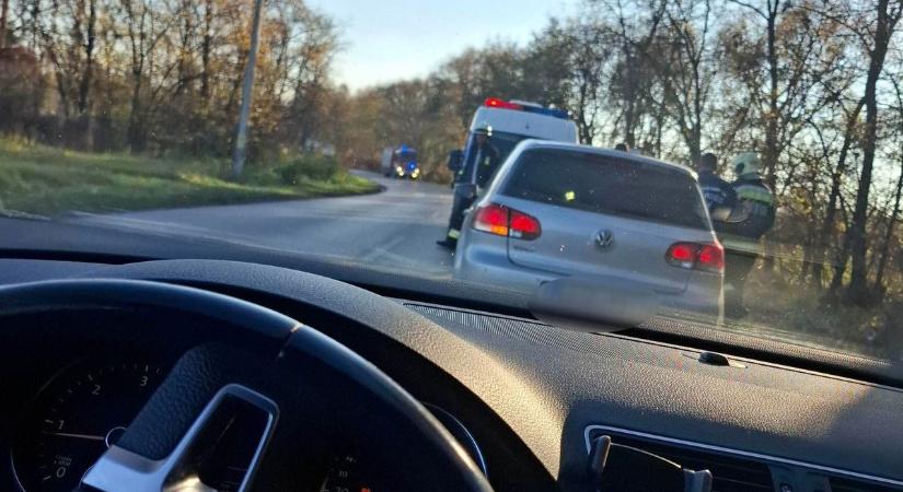 Baleset történt Mátészalka és Ópályi között – fehér Opel sodródott az árokba