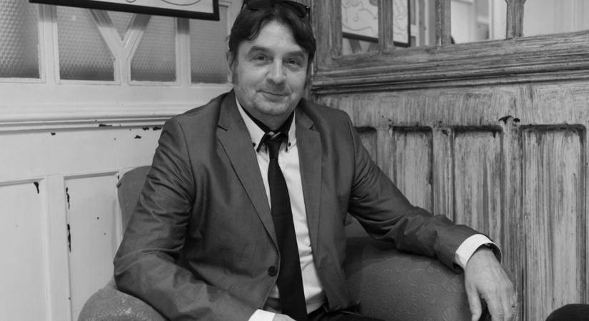 Virágok és mécsesek Mihályi Győző emlékére