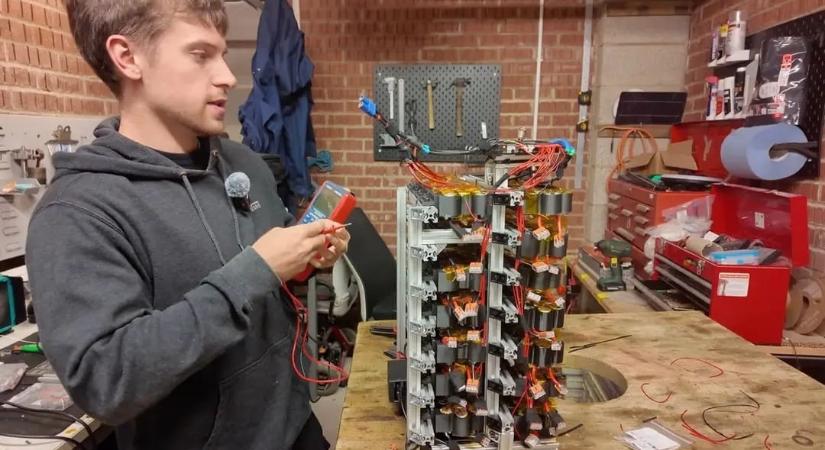 Rezsicsökkentés plusz: 0 forintból épített 11 millió forintos fali akkumulátort egy brit fiatal – videó