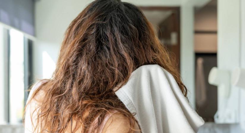 3 súlyos hiba hajmosáskor, amit sokan elkövetnek: roncsolja a tincseket, ha így csinálod