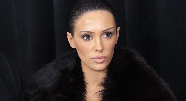 Bianca Censori új szettjére nehéz szavakat találni, kívülről vette fel a fehérneműt ruhájára